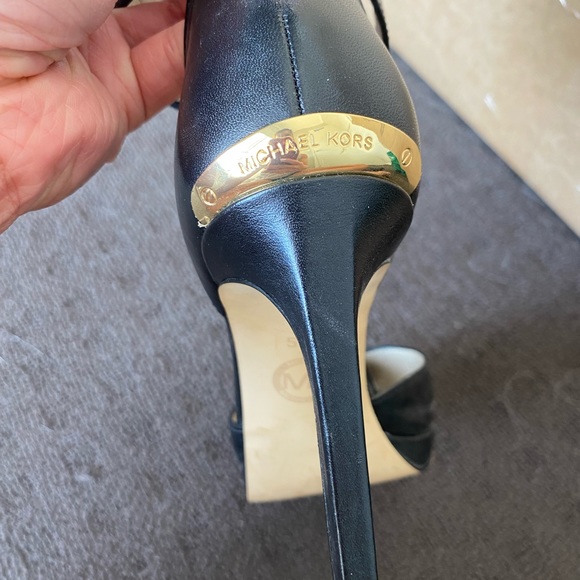 MICHAEL KORS BLACK LEATHER ANKLE STRAP GOLD CUFF BUCKLE PEEP TOE PUMPS- Size 5.5 - Picture 3 of 7